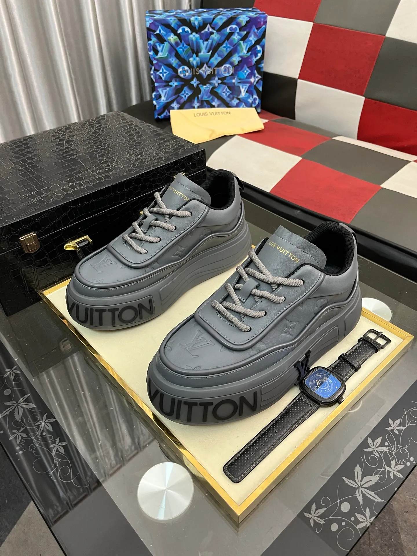Men's shoes 💰560⌚️⌚️【LOUlS VUlTTON】Louis Vuitton ~ unique and casual style. LV counter purchasing 🏃casual shoes😍😍 Men's 2025 counters are on sale simultaneously, Italian imported brands select first-layer Italian cowhide. Cowhide leather lining (refuses to discolor and grind feet) Code number: 38-44 4⃣️colors available